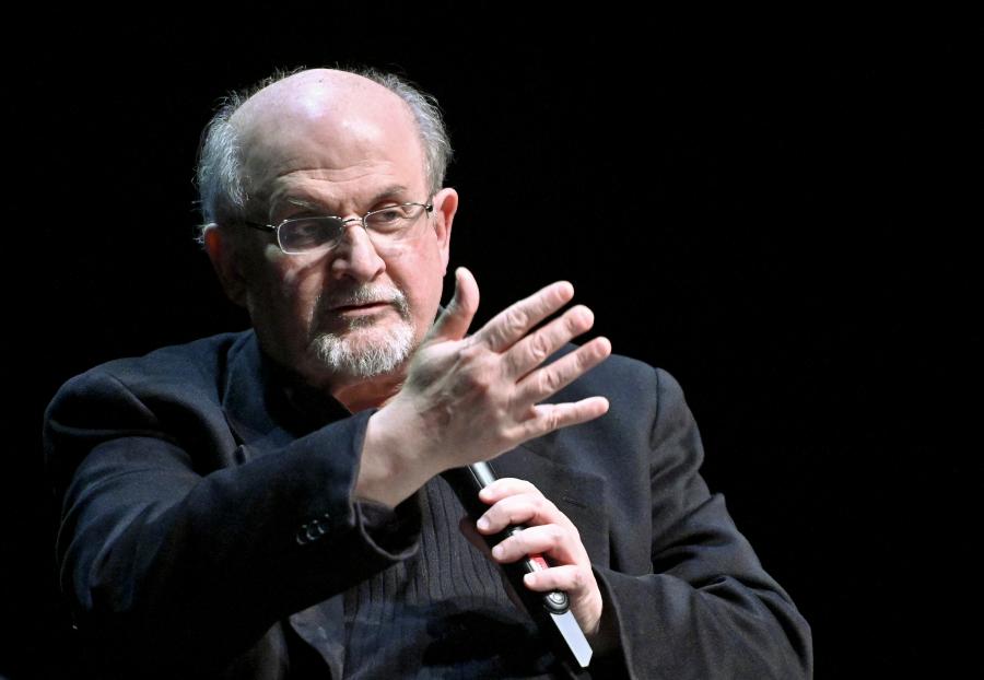 Salman Rushdie megvakult az egyik szemére, az egyik karját nem tudja mozgatni a késes  támadás miatt