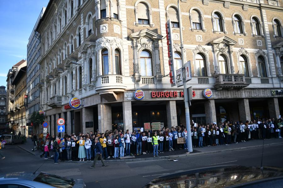 Élőlánccal ölelnék körbe Budapestet a diákok a csütörtöki tanársztrájk napján
