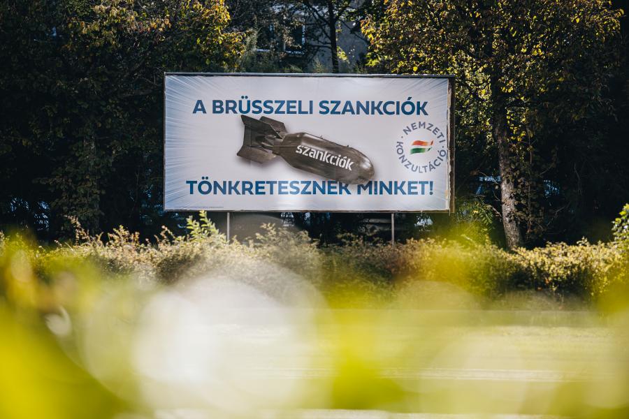 „Felháborító és undorító, hogy a magyar kormány bombákat ábrázoló hazug plakátokkal hangol Ukrajna és az EU ellen”