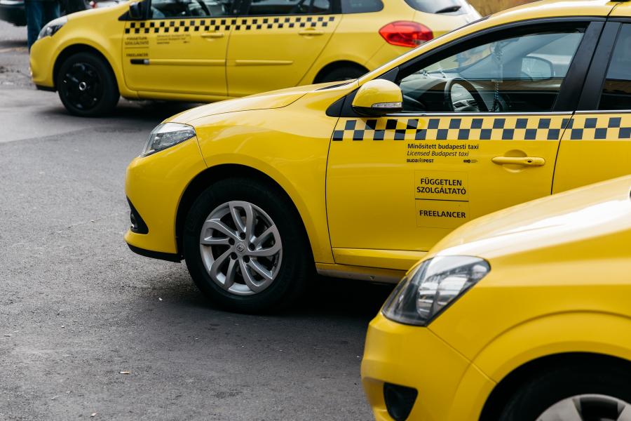 Még 19 százalékkal emelnének a budapesti taxisok, 1500 vagy 1900 forint lehet az alapdíj