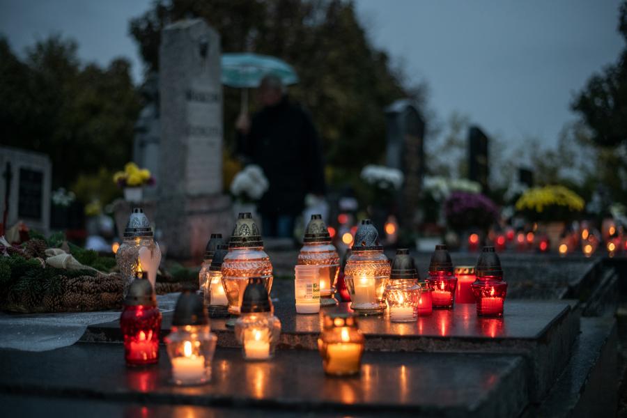 Hosszabb nyitvatartás és megemlékezések a temetőkben