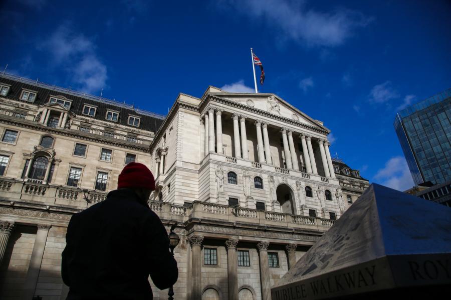 Három évtizede nem látott mértékben emelte az alapkamatot, két évig tartó recessziót jósol a Bank of England