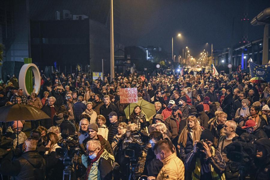 Több százan tüntettek az MTVA-székháznál Hadházy Ákos felhívására