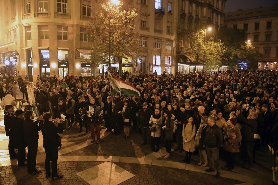 Több százan kísérték Budapest belvárosában az egyházi iskolák tanárainak ballagását
