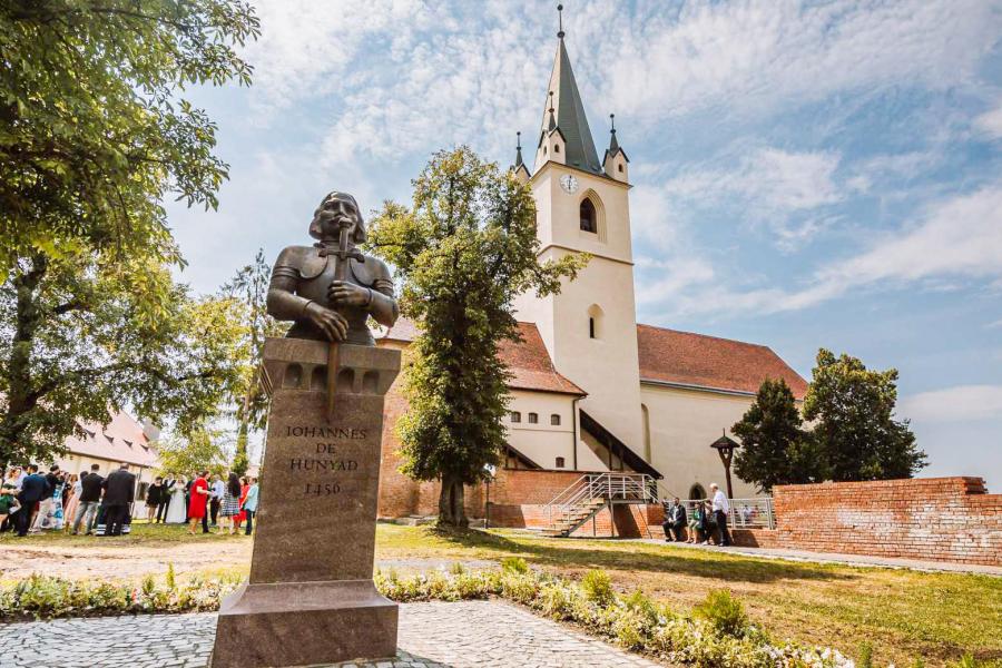 Most éppen az zavarja a román szélsőjobboldalt, hogy egy marosvásárhelyi Hunyadi János-szobron nem csak román nyelven van tájékoztató