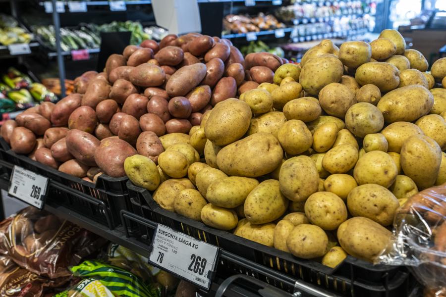 Jött egy kis zűrzavar, november 14-ig nem bírságolják a tojást és a krumplit még piaci áron kínáló kereskedőket