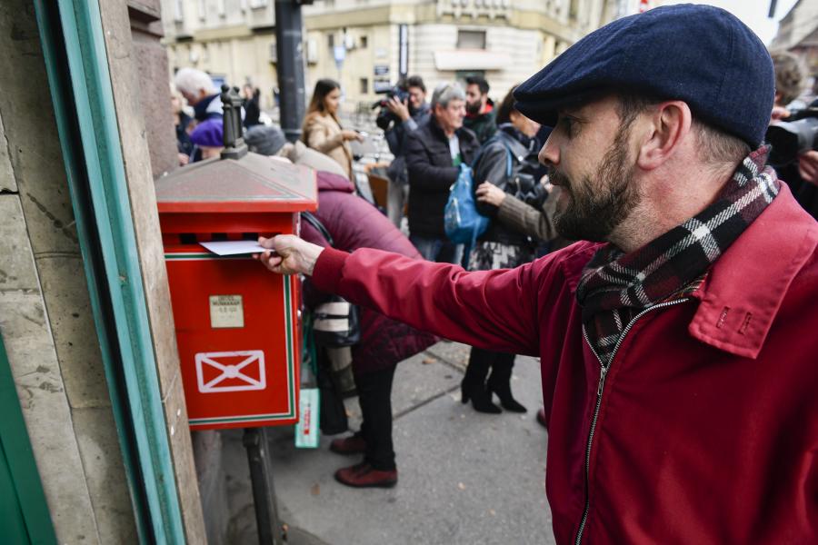 Egyre több fideszes polgármester tiltakozik a tömeges postabezárás ellen