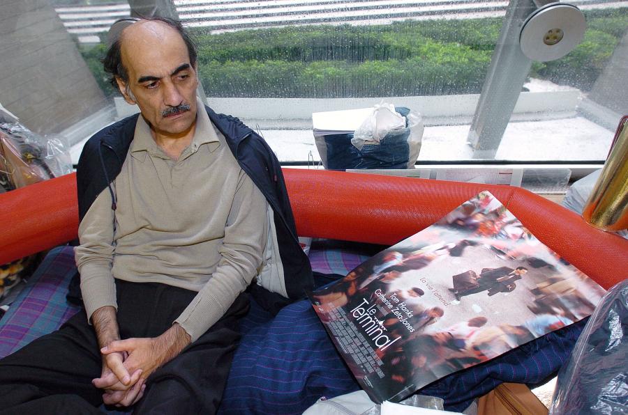 Meghalt az iráni férfi, aki csaknem két évtizedig élt az egyik párizsi reptér terminálján