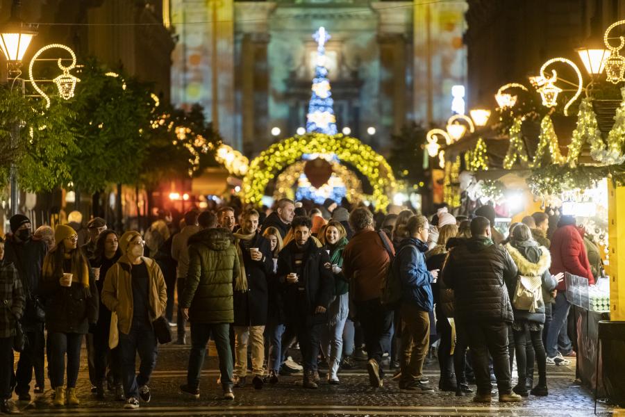 A fővárosi önkormányzat kasszája helyett Fidesz-közeli vállalkozó zsebébe vándorolnak a Vörösmarty téri adventi vásárból befolyó tízmilliók