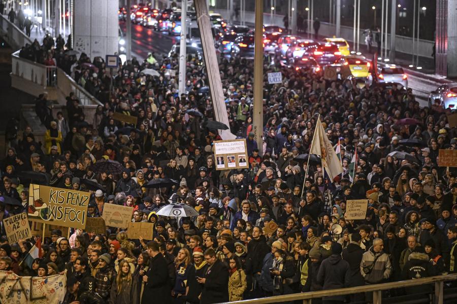 „Foglaljatok intézményeket!” – Élőlánctól a vonulásig, Győrtől Miskolcig tiltakoztak, Budapesten több ezer diák és tanár volt az utcákon