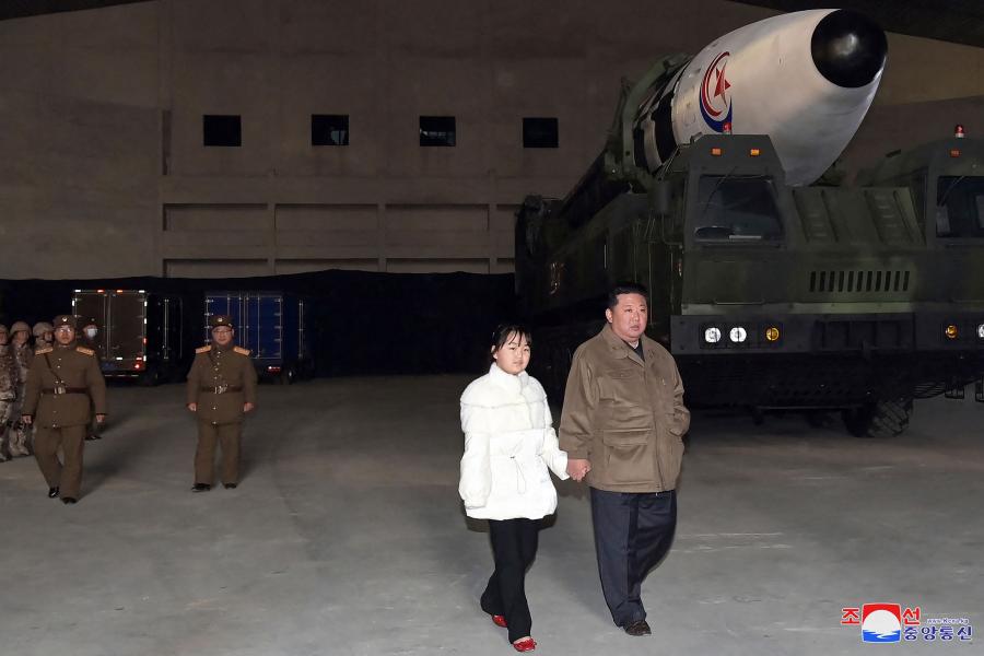 Kislányával együtt nézte meg a legújabb rakétakilövést Kim Dzsong Un 
