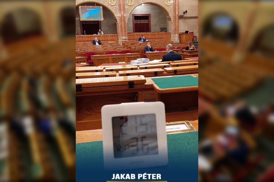 Sajtóiroda: a parlamenti üléstermet a képviselők melegítik