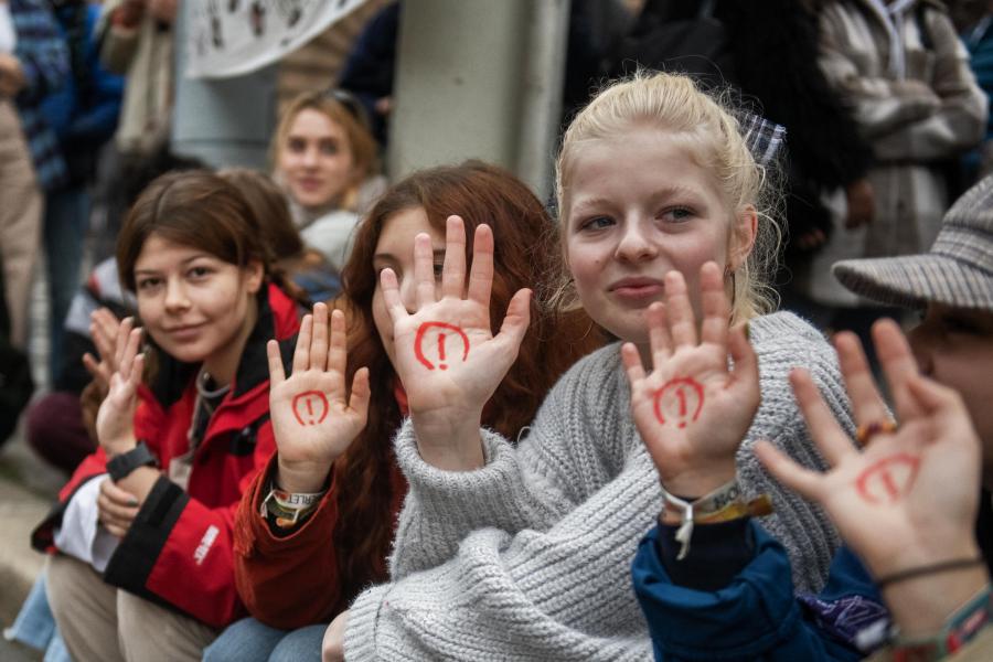 „Minket gyakorlatilag gyűlöletre nevelnek Magyarországon” – EP-meghallgatáson jártak a tiltakozó diákok