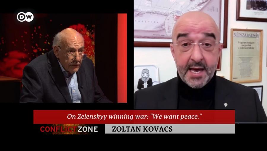 A bezárt Népszabadság címlapjával a háta mögött adott interjút Kovács Zoltán a Deutsche Wellének