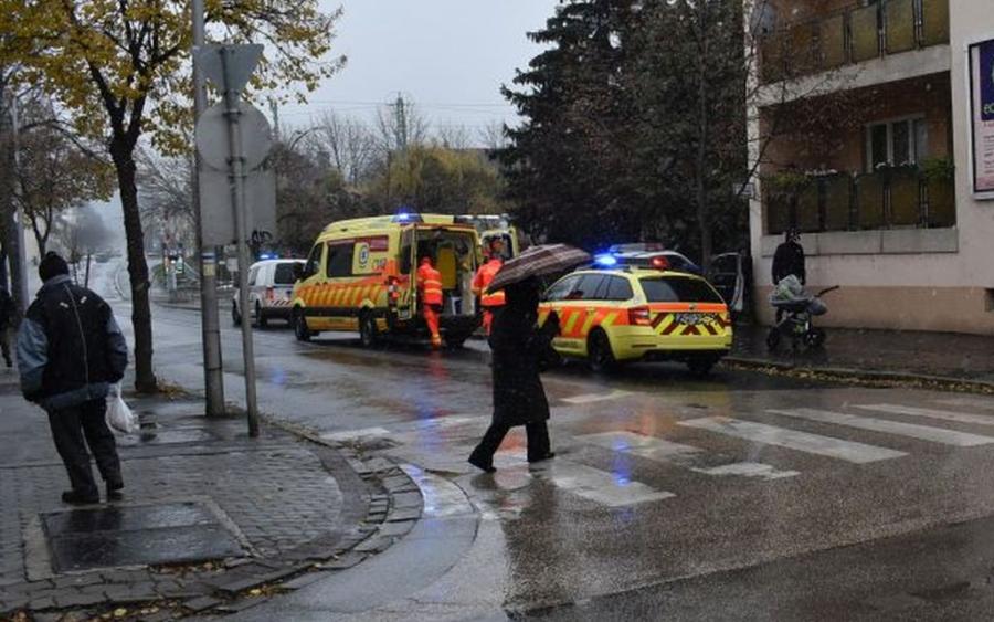 Babakocsit toló nőt gázolt el a zebrán egy autós Sopronban