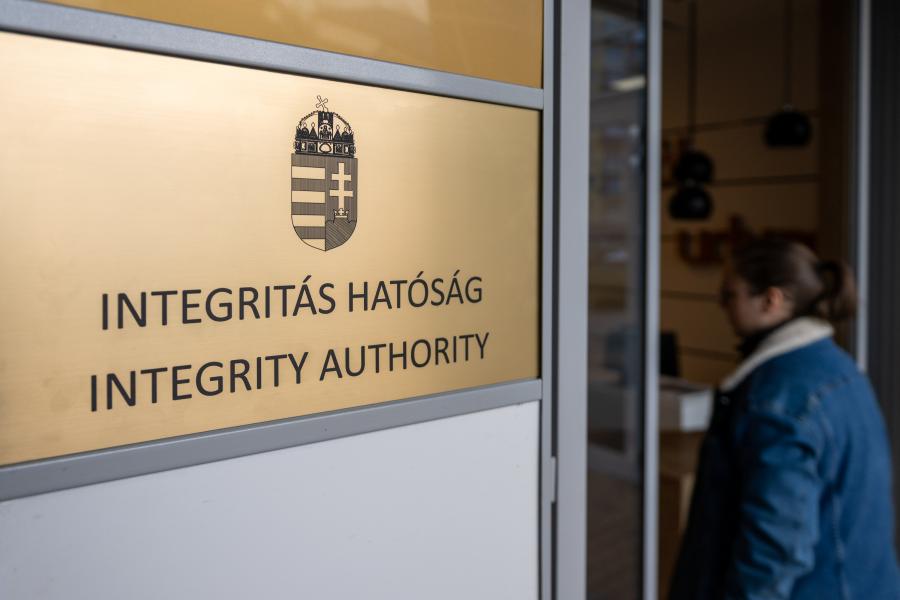 Fél év bizalmat adnak az új magyar korrupcióellenes testületnek 