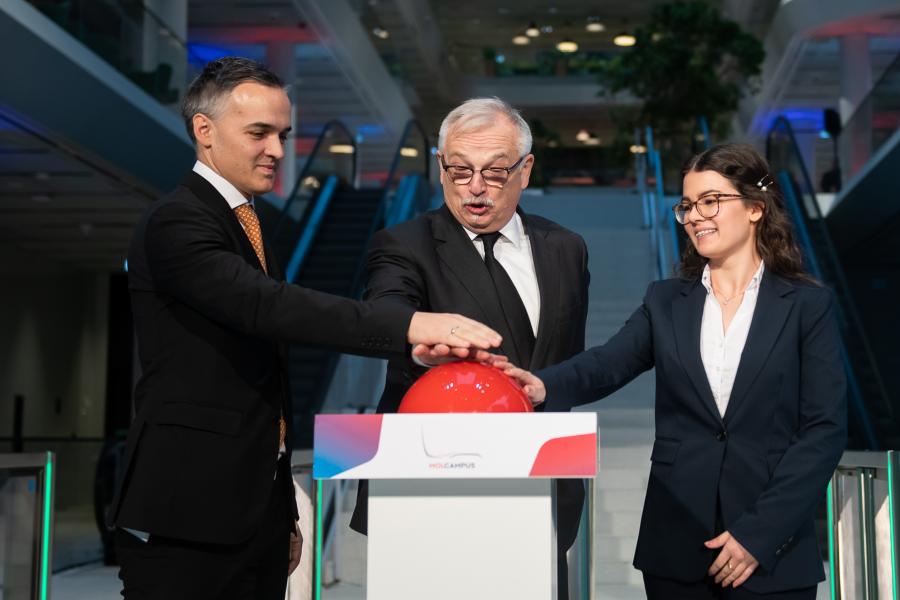 Orbán Viktor belerondított a Mol ünnepébe, Hernádi Zsolt búskomoran adta át az új székházat