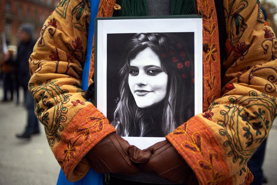 Elképesztő brutalitással támadja a karhatalom Iránban a tüntető nőket