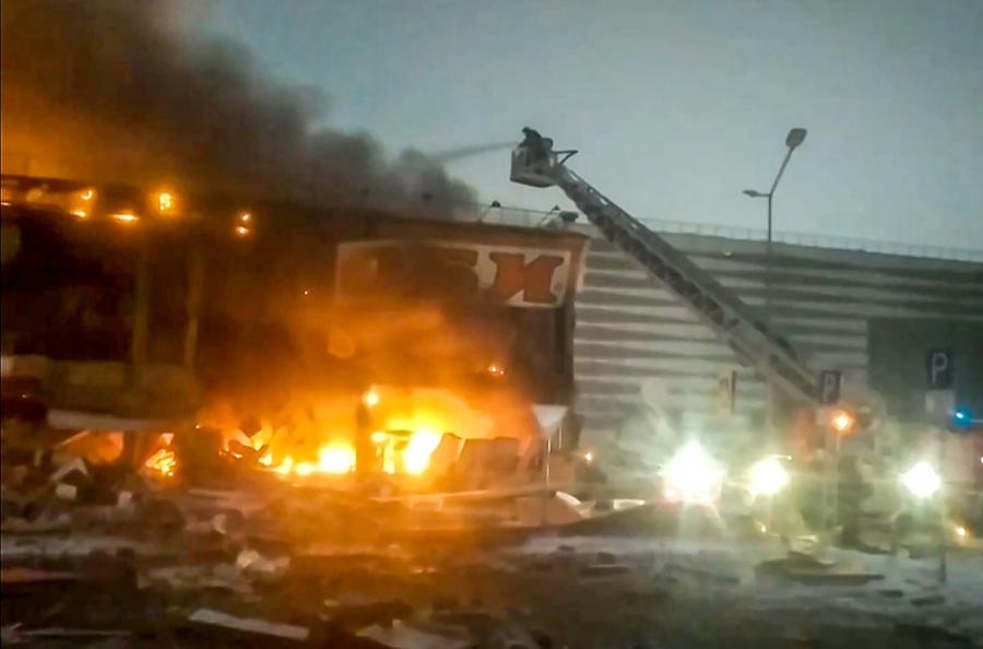 Halálos áldozatot is követelt a hétezer négyzetméteren tomboló tűz egy bevásárlóközpontban Moszkva közelében (VIDEÓ)