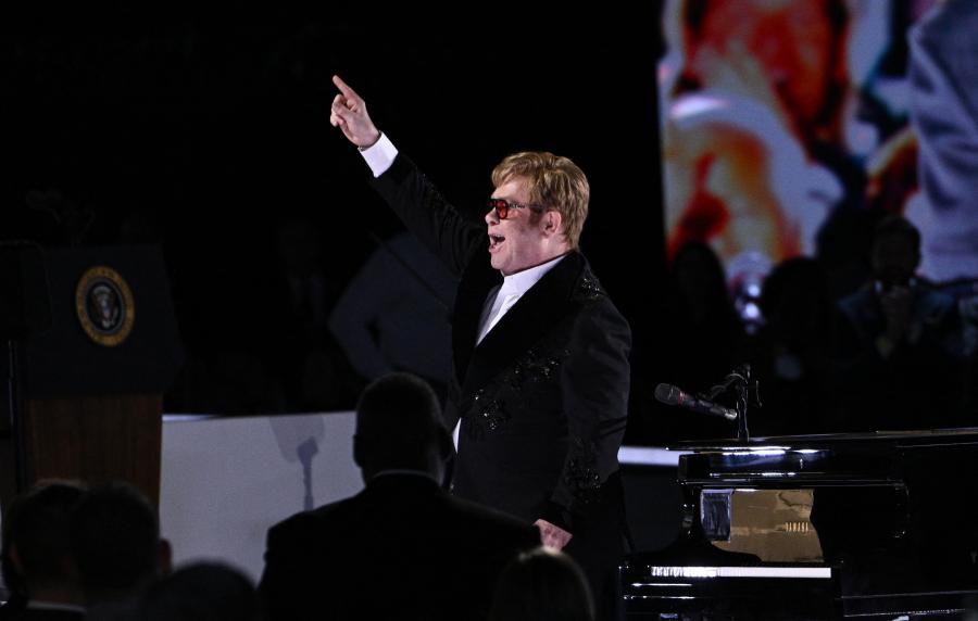 Elton Johnnak eleget lett a hülyeségből, otthagyja a Twittert