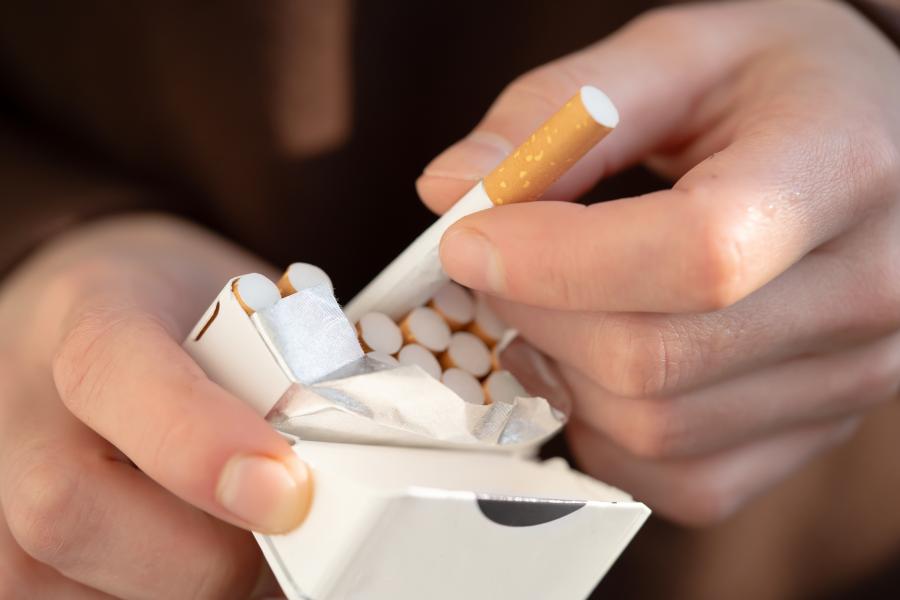 Hiába próbálják visszaszorítani a dohányzást, ha a gyártók mindig új nikotinos eszközöket kínálnak