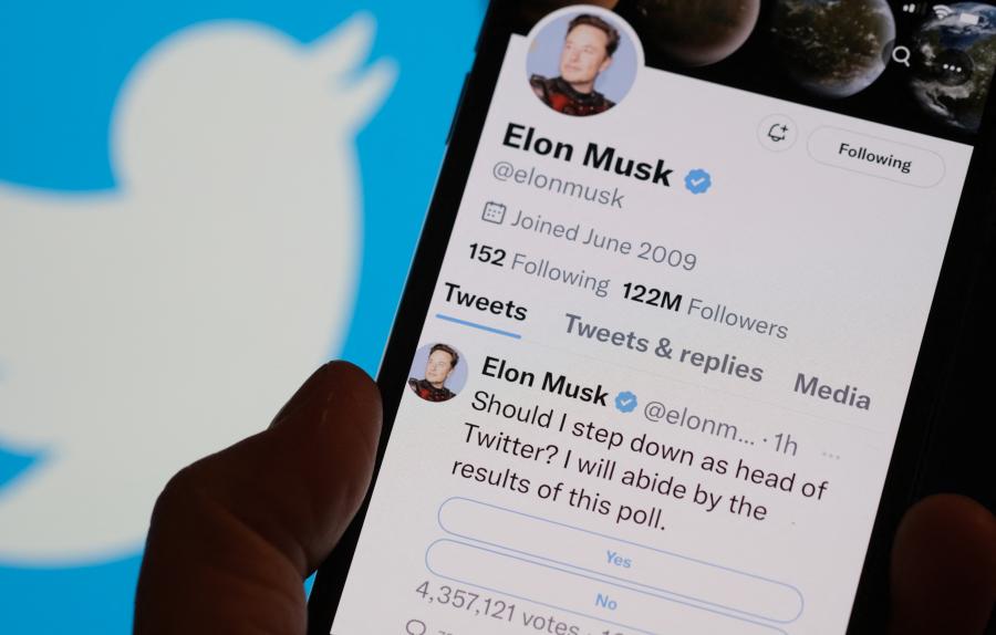 Szavazást indított a Twitteren Elon Musk arról, hogy távozzon-e a cég éléről