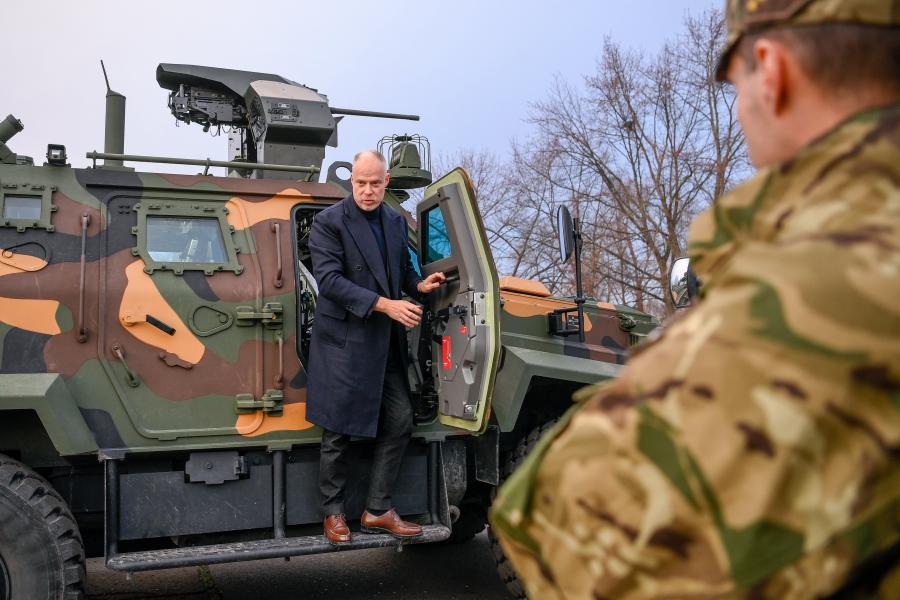 A katonasorsot ajánlotta a hátrányos helyzetű gyerekeknek Szalay-Bobrovniczky Kristóf honvédelmi miniszter