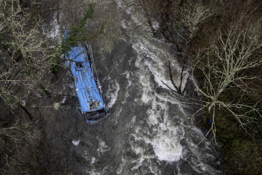Legkevesebb hatan meghaltak egy spanyolországi buszbalesetben, több utast még keresnek