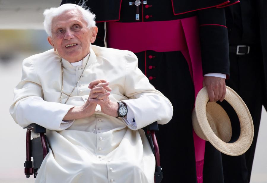Nagyon beteg a visszavonult XVI. Benedek, Ferenc pápa szerint imádkozni kell érte