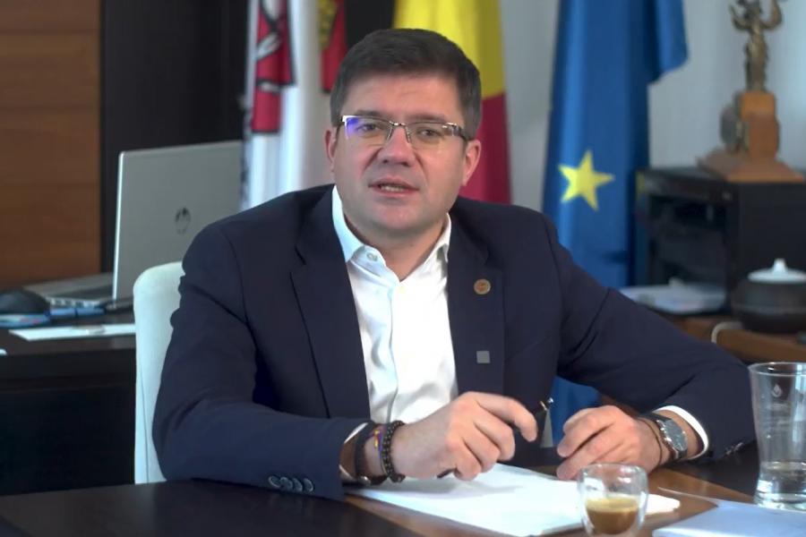 Egy román megyeitanács-elnök hivatalos útként számoltatta el, hogy a korrupciós ügye miatt bíróságra kellett mennie