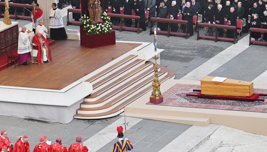 Megkezdődött XVI. Benedek pápa temetése, több tízezren vannak a Szent Péter téren 