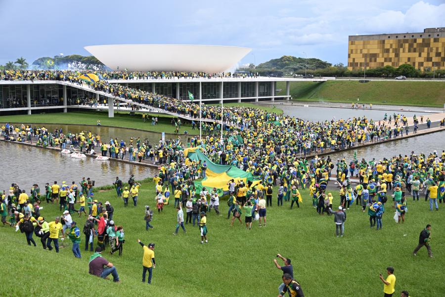 Támadás a demokrácia ellen, a bukott elnök, Jair Bolsonaro több ezer híve megrohamozta a brazil törvényhozás épületét