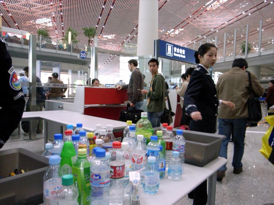 Mákdaráló és féktárcsa a kézi poggyászban: naponta 5-6 köbméternyi tiltott tárgyat koboznak el a budapesti repülőtéren az utasoktól
