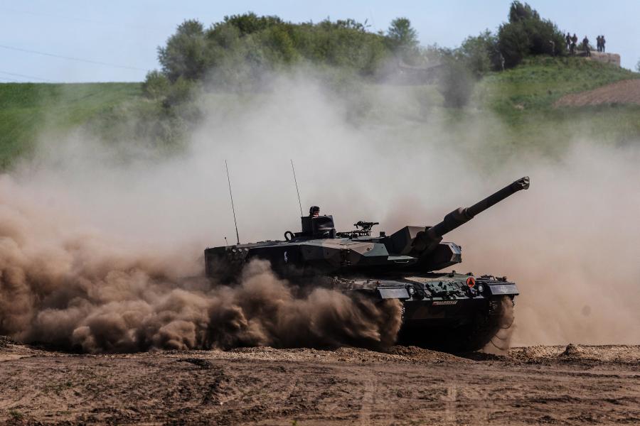Lengyelország egy egész zászlóaljnyi Leopard harckocsit küld Ukrajnának