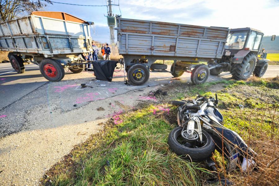A helyszínen belehalt sérüléseibe egy traktorral ütköző motoros Tolnában