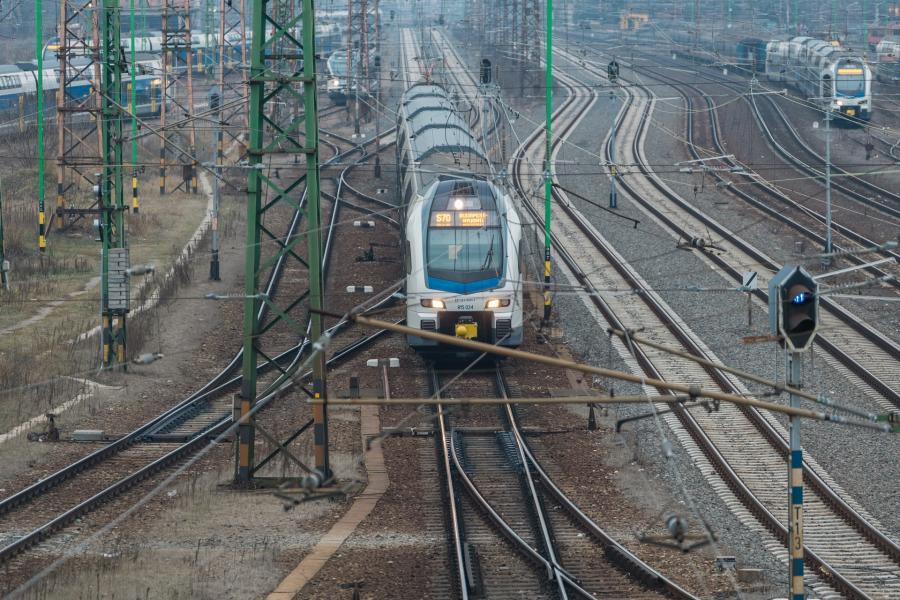 Mávinform: Fakidőlések miatt több vasúti szakaszon leállt a közlekedés