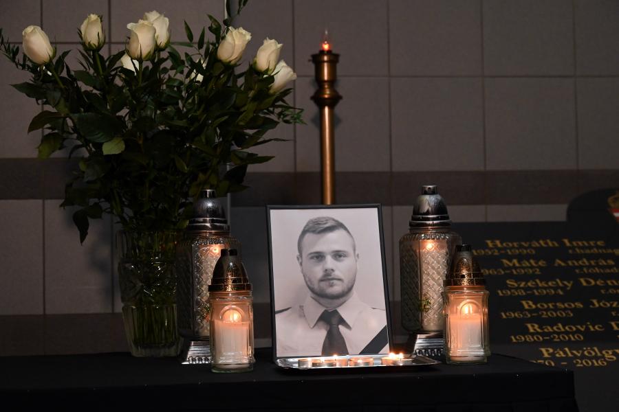 Szirénával és gyertyagyújtással emlékeztek az újbudai rendőrgyilkosság áldozatára