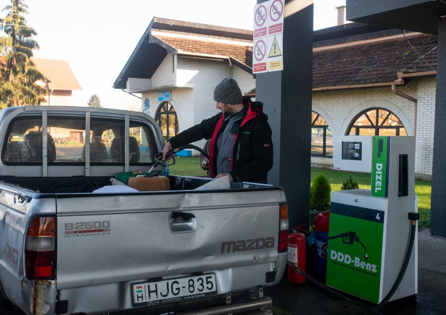 Megy a bújtatott adóztatás. drága a benzin Magyarországon, és csak még drágább lesz