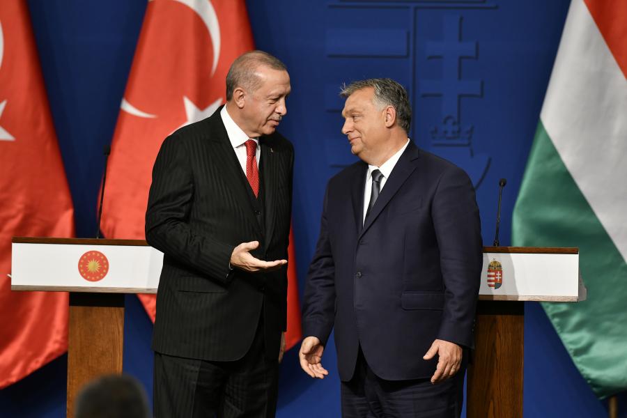A török elnök utolsó csatlósa lett a magyar kormány