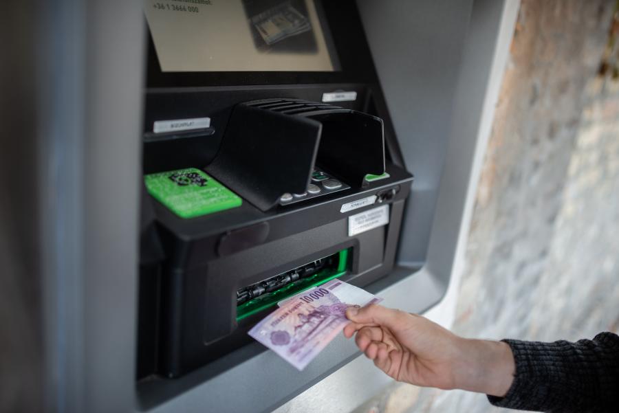 Kötelező lesz saját ATM-hálózatot fenntartaniuk a bankoknak 