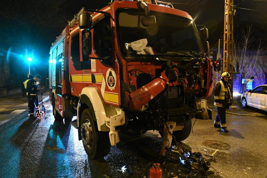 Tűzoltóautó és BKV-busz karambolozott a XVII. kerületben
