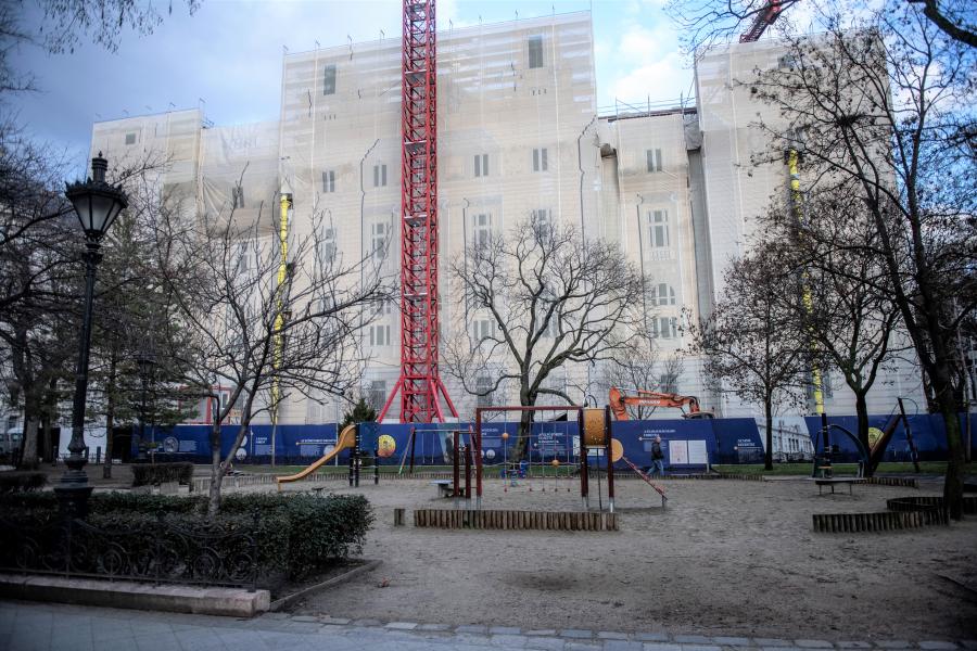Az MNB-székházat felújító cég elbontana egy játszóteret, hogy legyen helye az építőanyagoknak, de adnak az V. kerületnek 400 milliót