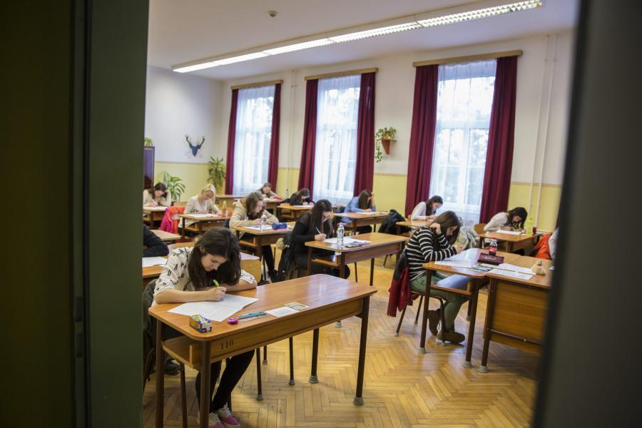 Az első vélemények szerint a magyart könnyűnek, a matekot nehéznek találták a diákok a középiskolai felvételi vizsgákon