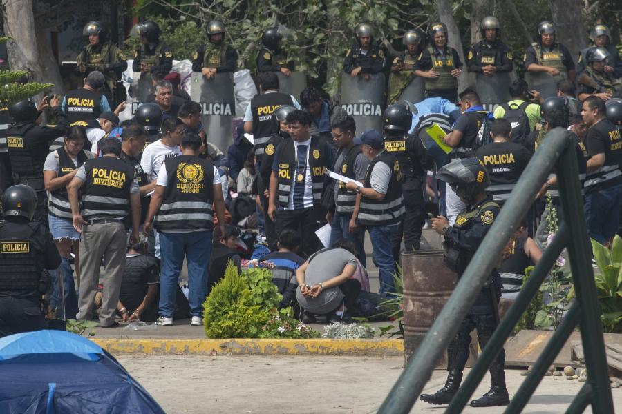Bezárták Machu Picchut a perui hatóságok, a fővárosban egyetemet kellett visszafoglalni a tüntetőktől