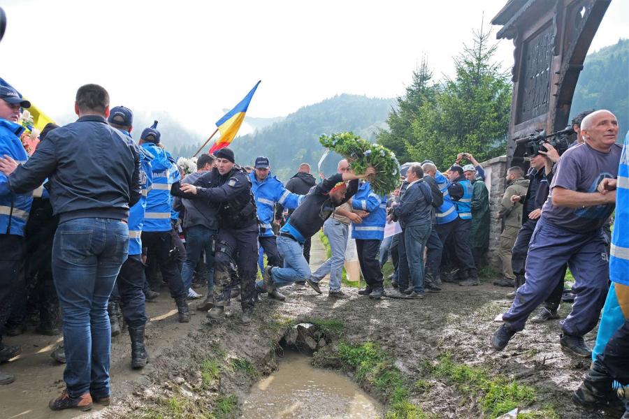 Pénzbírságra és kártérítésre ítéltek egy román szélsőségest az úzvölgyi katonatemető ügyében