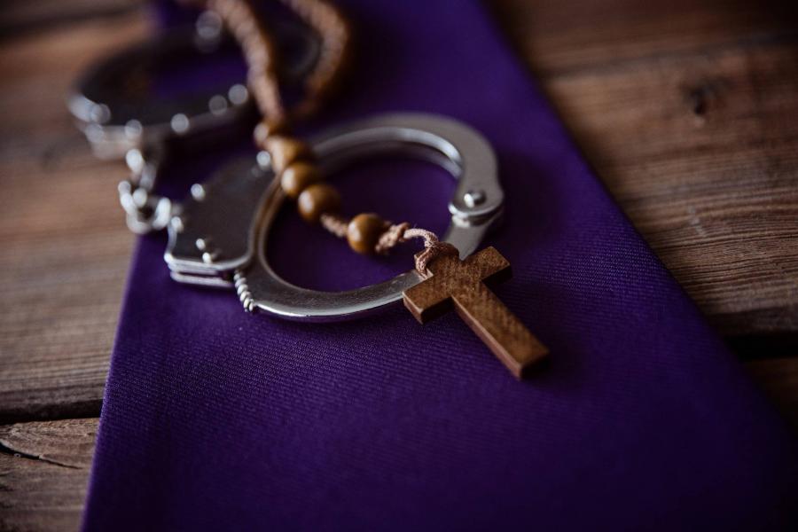 Bocsánatkérést követelt az egyháztól, amiért egy pap szexuálisan molesztálta, most jogerősen elítélték 