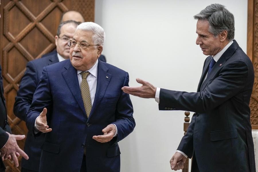 Vakvágányon terelik a palesztin elnököt