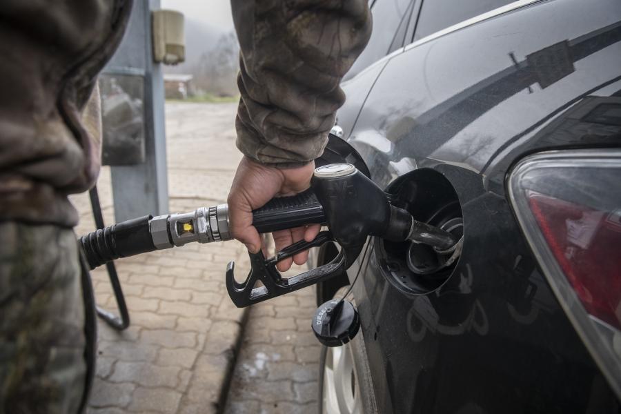 A benzin ára 10, a gázolaj 25 forinttal is csökkenhet szerdától