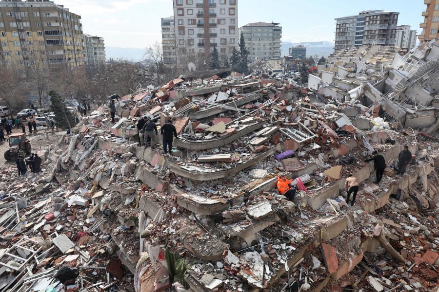 Tíz földrengés sújtotta törökországi tartományban hirdettek rendkívüli állapotot, összesen már 5200 felett jár a halottak száma