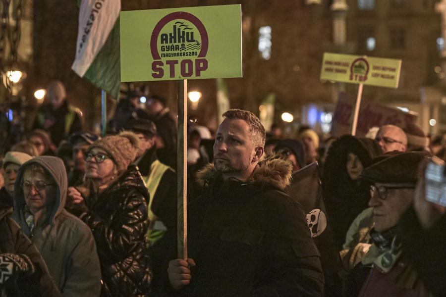 „Rossz úton jár, aki az édesanyákkal akar ujjat húzni” - Az akkumulátorgyárak építése ellen tiltakoztak Debrecenben